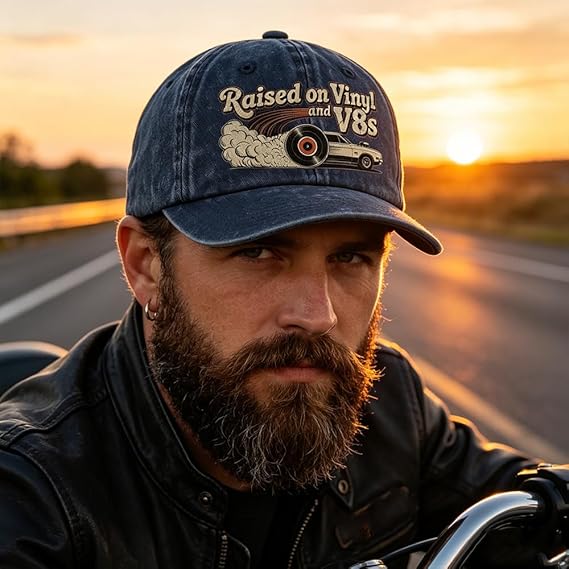 🏽Letzter Tag mit 49 % Rabatt – „Raised on Vinyl and V8s“ – die bestickte klassische Kappe für Motorsportfans