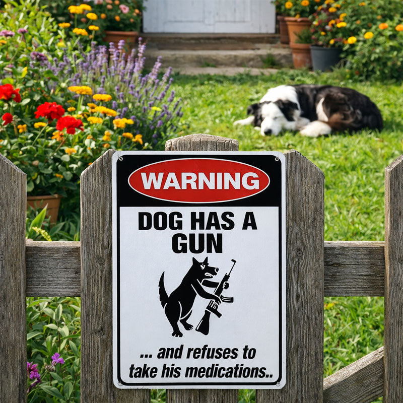 Warnung: Schild mit einem Hund und einer Katze, die eine Pistole halten