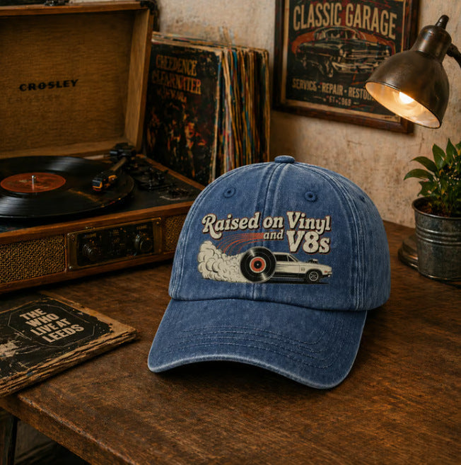 🏽Letzter Tag mit 49 % Rabatt – „Raised on Vinyl and V8s“ – die bestickte klassische Kappe für Motorsportfans