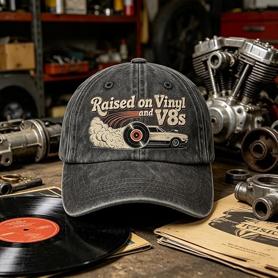 🏽Letzter Tag mit 49 % Rabatt – „Raised on Vinyl and V8s“ – die bestickte klassische Kappe für Motorsportfans