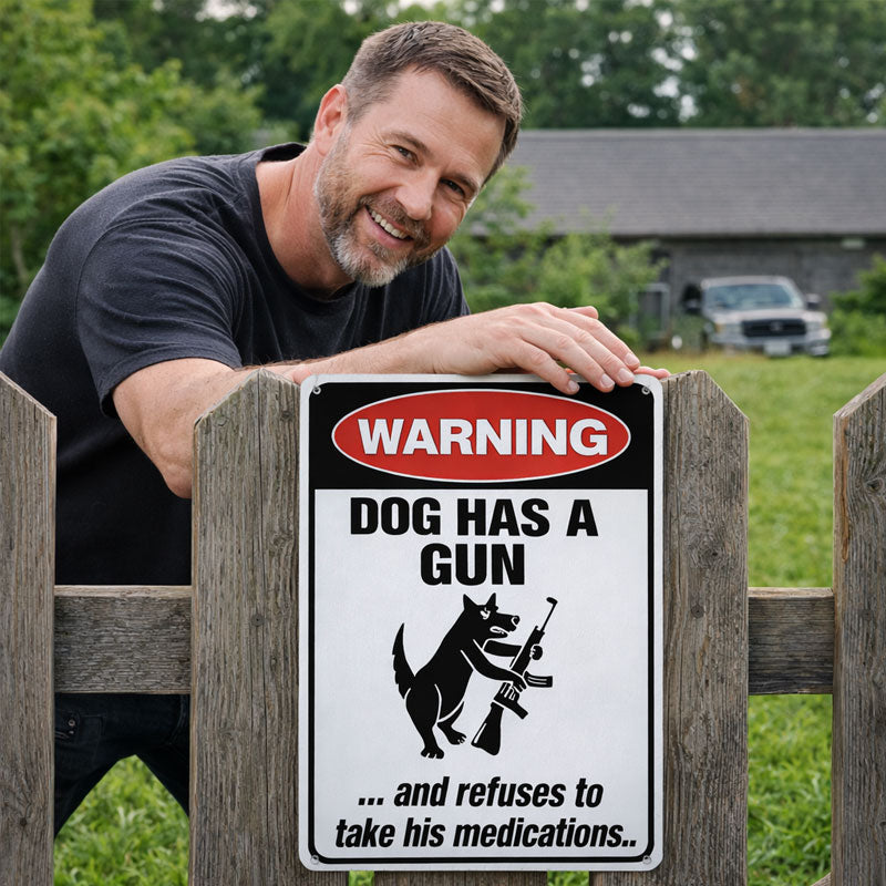 Warnung: Schild mit einem Hund und einer Katze, die eine Pistole halten