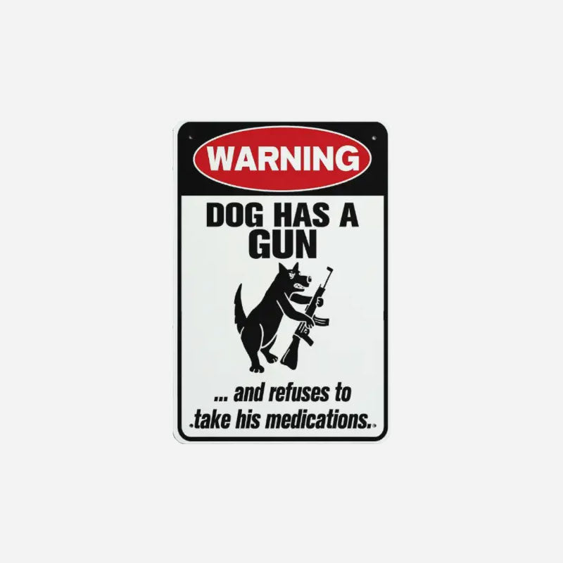 Warnung: Schild mit einem Hund und einer Katze, die eine Pistole halten