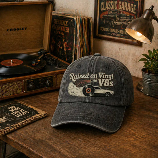 🏽Letzter Tag mit 49 % Rabatt – „Raised on Vinyl and V8s“ – die bestickte klassische Kappe für Motorsportfans