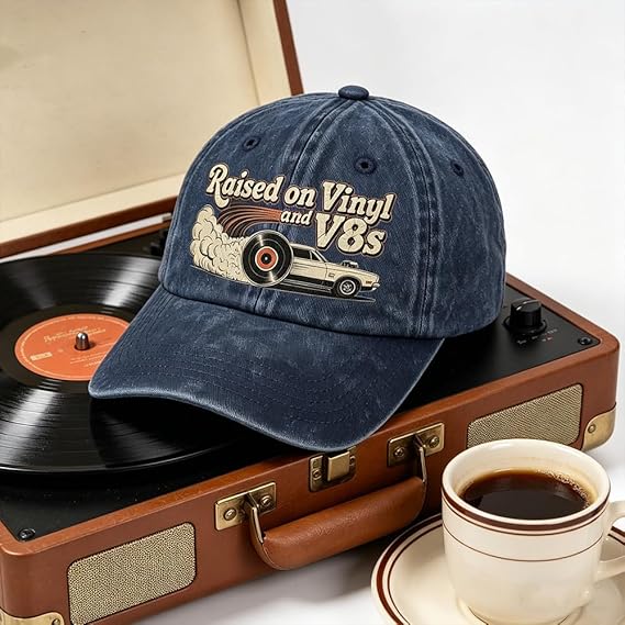 🏽Letzter Tag mit 49 % Rabatt – „Raised on Vinyl and V8s“ – die bestickte klassische Kappe für Motorsportfans