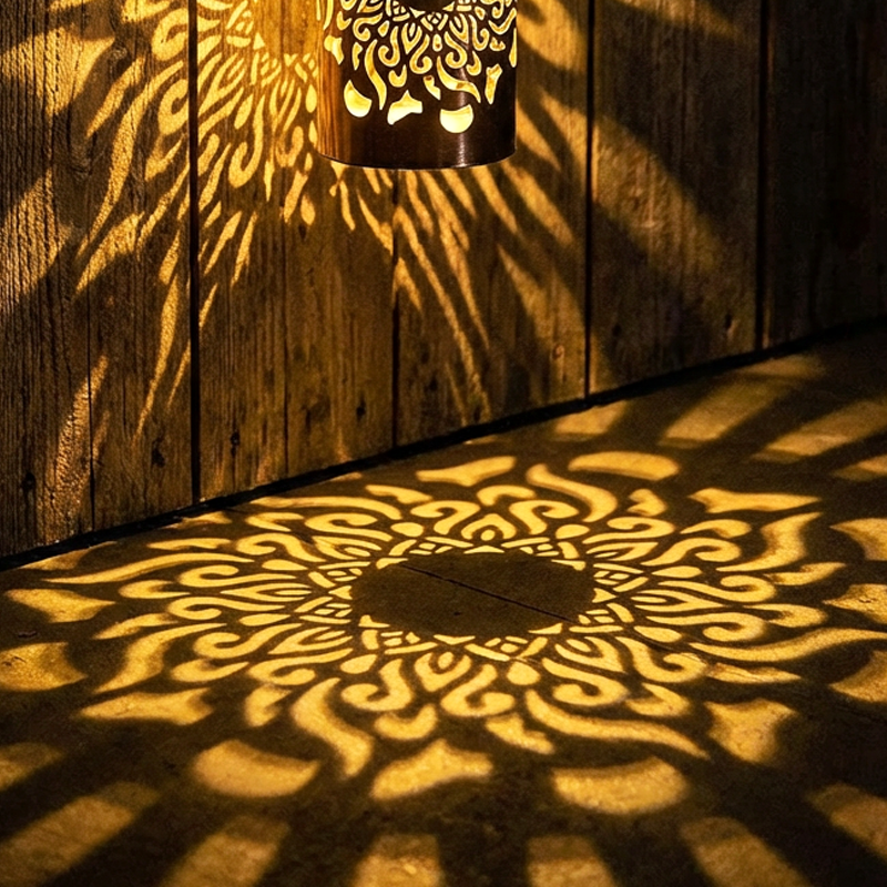 ☀️ Solarbetriebene Mandala-Lampe für Garten und Terrasse – 2-in-1-Steh- und Wandleuchte – Dekorative Beleuchtung im Vintage-Look – Rostfrei und langlebig